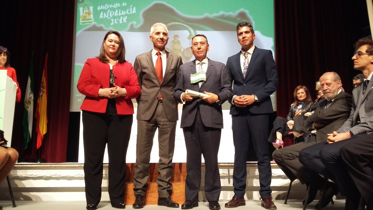 Antonio-Gallego-recoge-Bandera-de-Andalucía_web