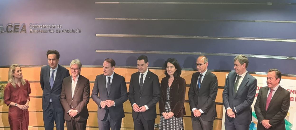 Foto de familia de los participantes del El presidente de la Junta de Andalucia clausura el Foro ASG “Los retos de las empresas ante la Sostenibilidad”