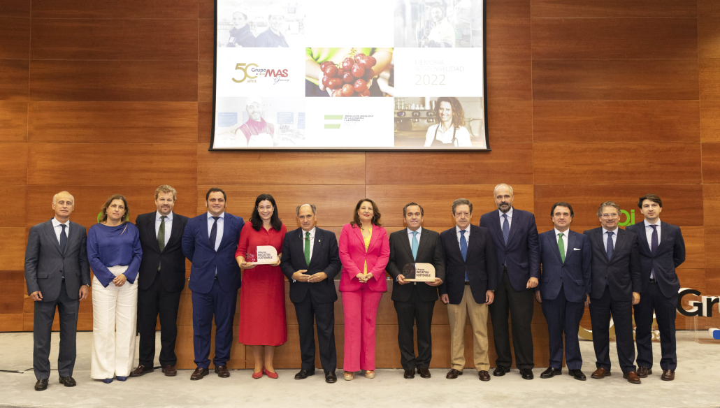 Foto familia II Premio Sostenibilidad Grupo Mas otorgado a Grupo Ybarra
